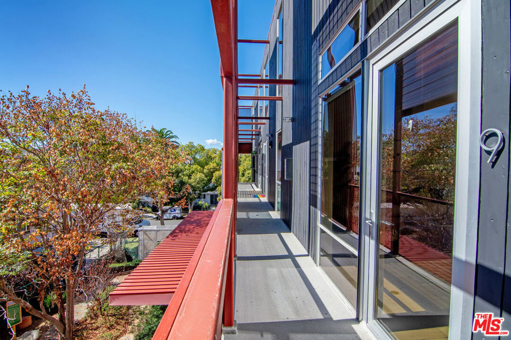 1140 N Formosa Avenue 9