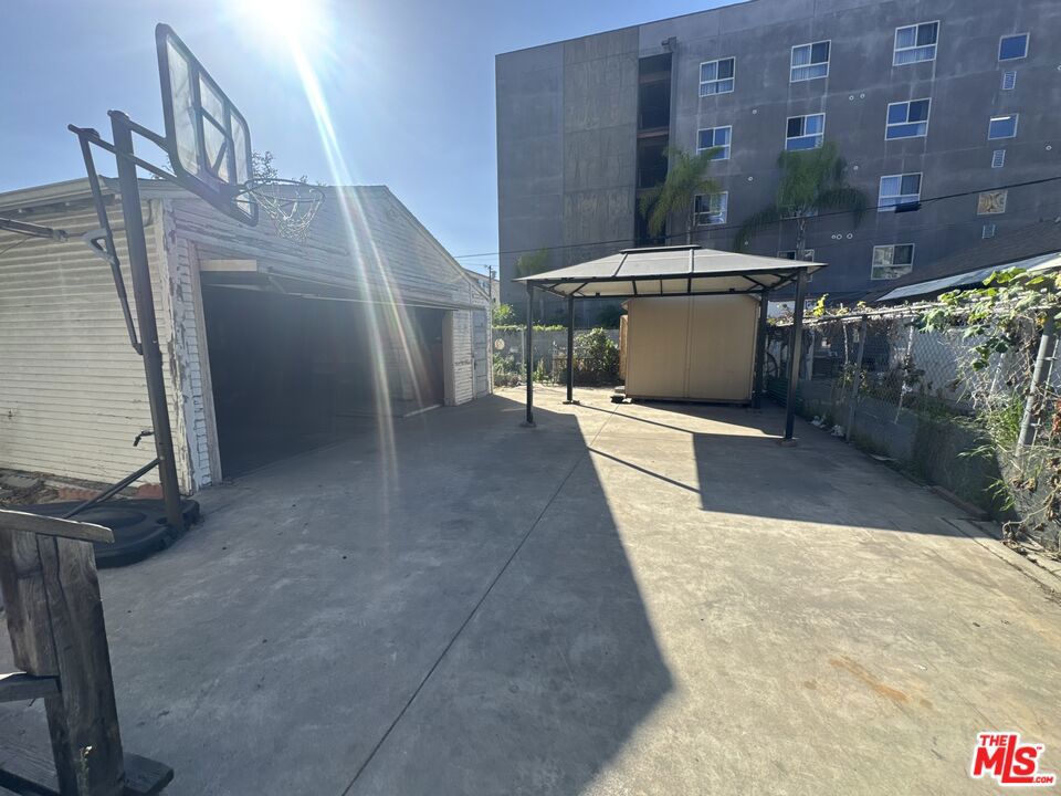 1025 S Kenmore Avenue