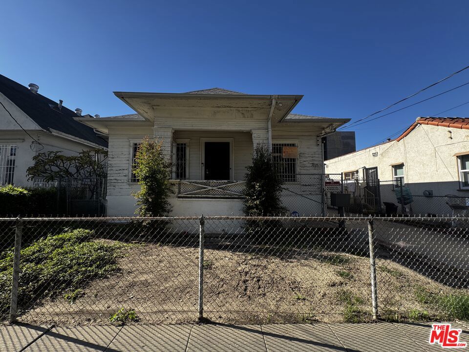 1025 S Kenmore Avenue