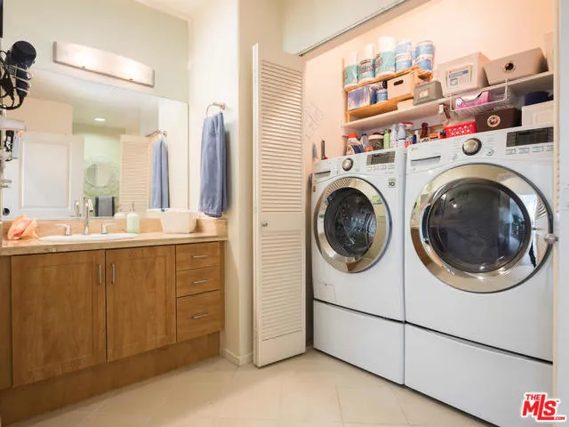 Los Angeles, California 90012, United States, 2 Bedrooms Bedrooms, ,2 BathroomsBathrooms,Residential,Active,184643