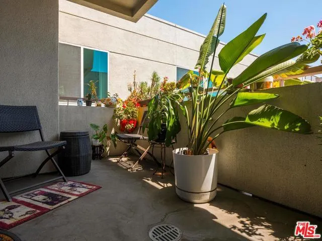 Los Angeles, California 90012, United States, 2 Bedrooms Bedrooms, ,2 BathroomsBathrooms,Residential,Active,184643