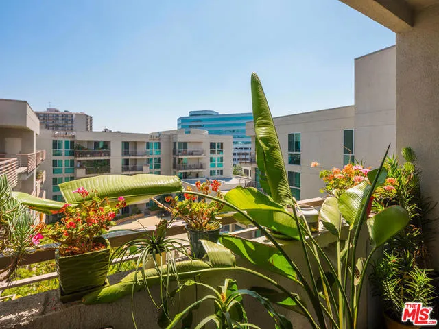 Los Angeles, California 90012, United States, 2 Bedrooms Bedrooms, ,2 BathroomsBathrooms,Residential,Active,184643