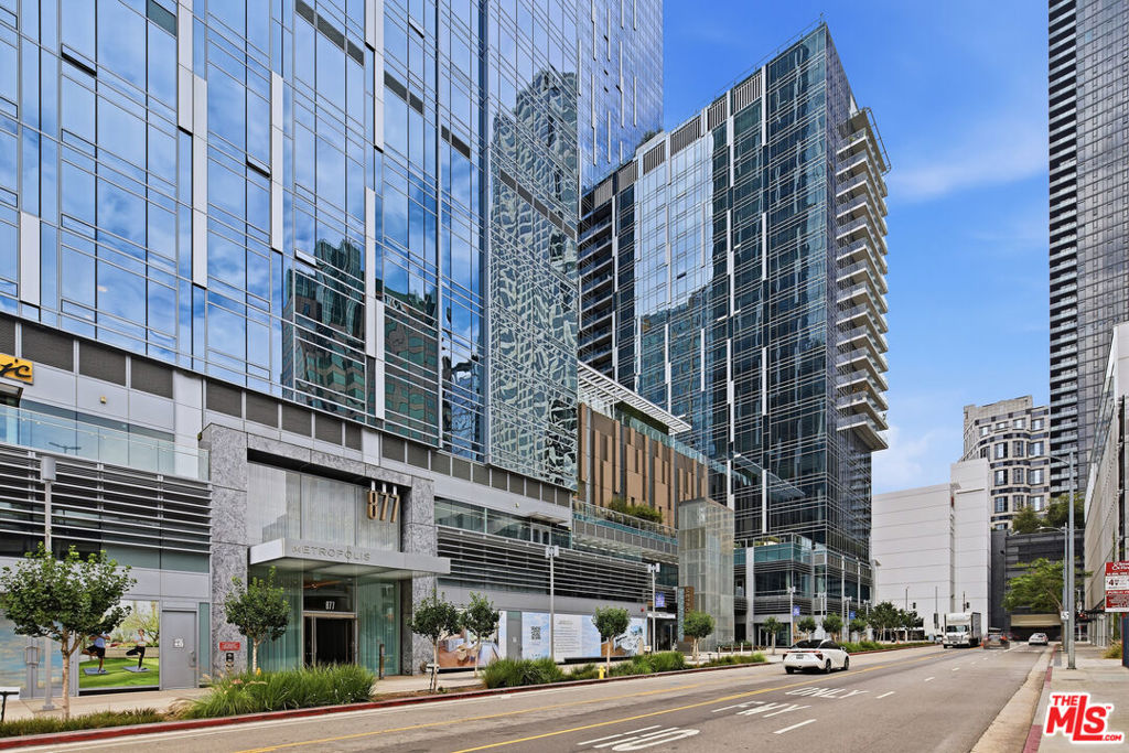 877 S Francisco Street 1220
