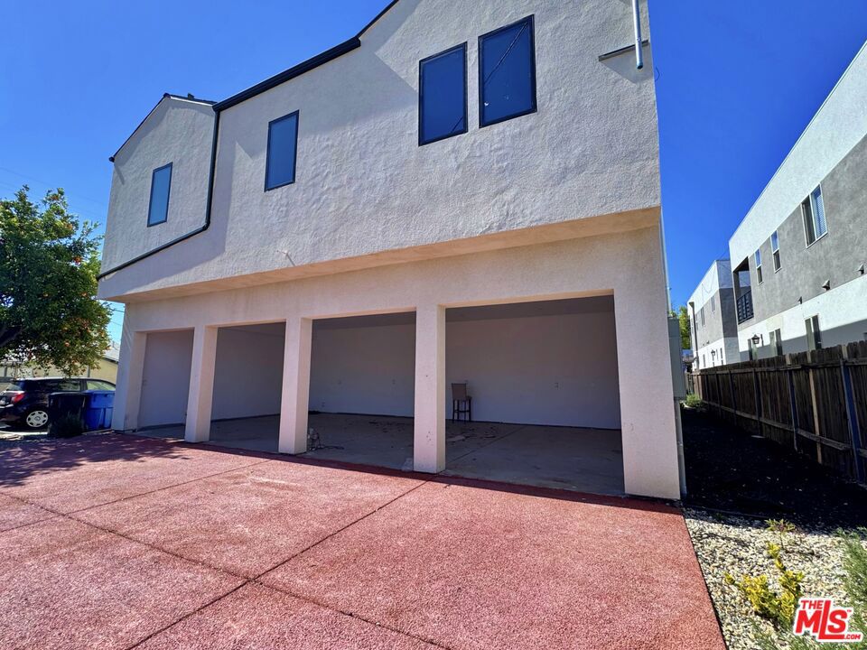 5622 Willowcrest Avenue