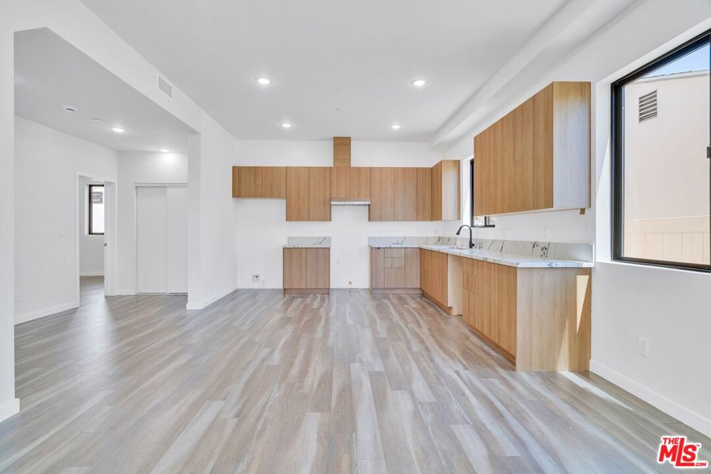 5622 Willowcrest Avenue