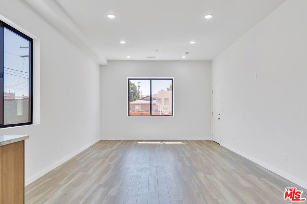 5622 Willowcrest Avenue