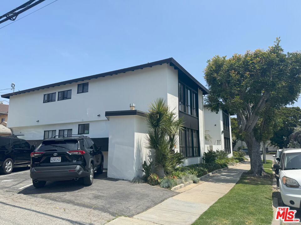 3794 Rosewood Avenue