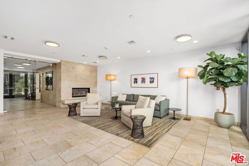 447 N Doheny Drive 102