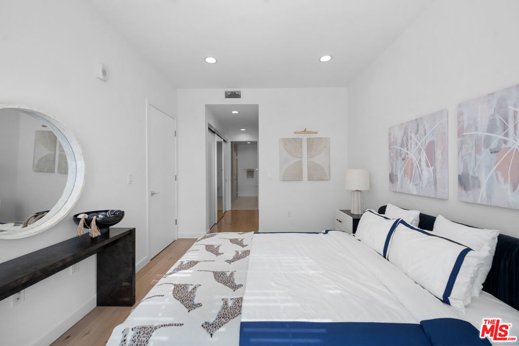 105 S Mariposa Avenue 204