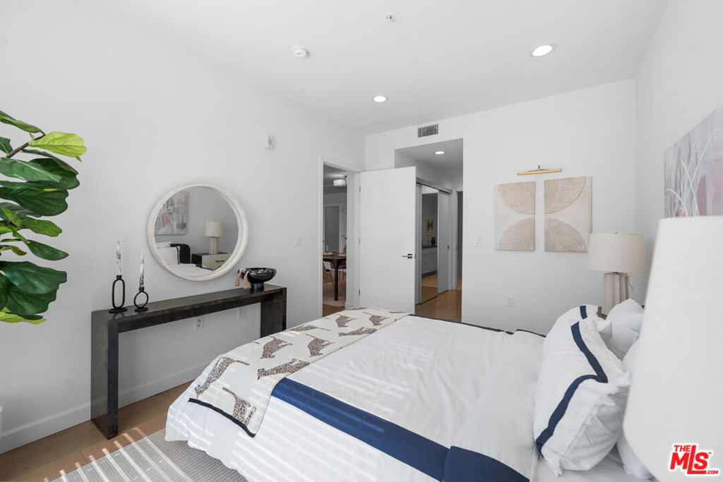 105 S Mariposa Avenue 204