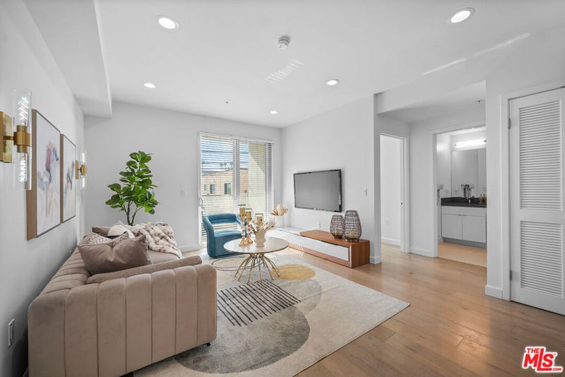 105 S Mariposa Avenue 204