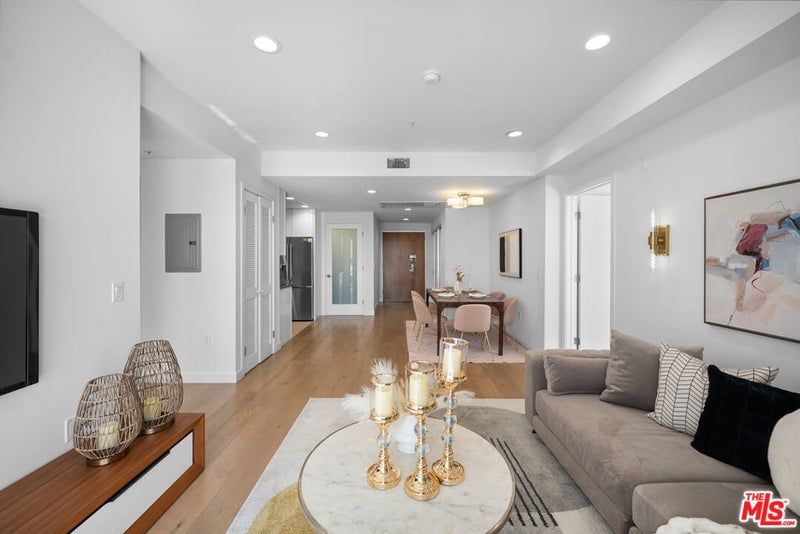 105 S Mariposa Avenue 204