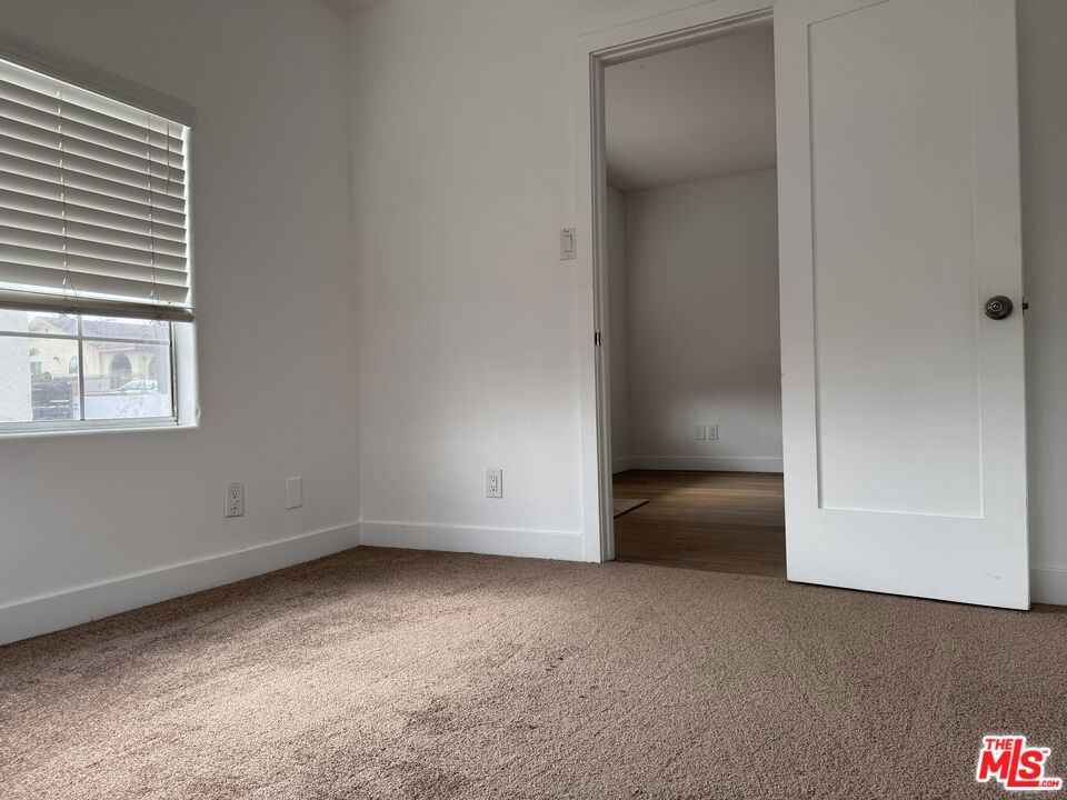 932 W Crestwood Street