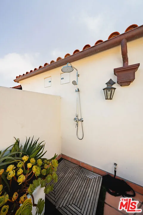 Santa Barbara, California 93101, United States, 3 Bedrooms Bedrooms, ,3 BathroomsBathrooms,Residential,Active,180836
