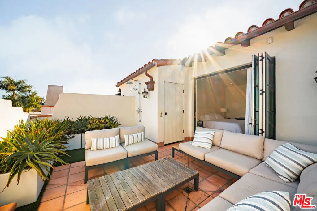 Santa Barbara, California 93101, United States, 3 Bedrooms Bedrooms, ,3 BathroomsBathrooms,Residential,Active,180836