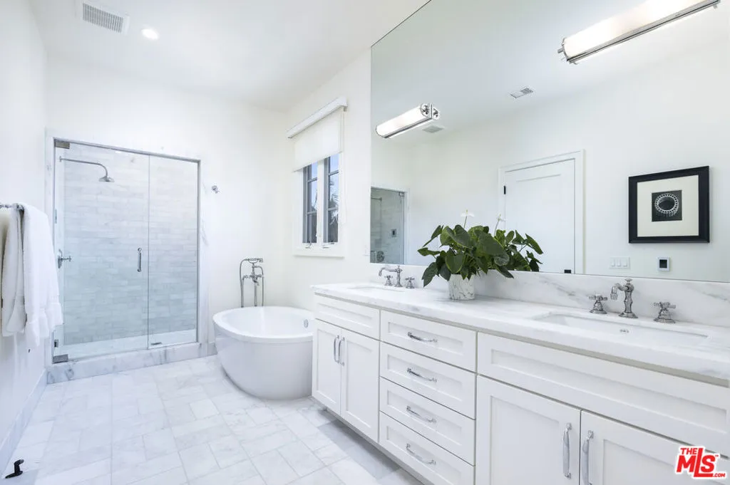 Santa Barbara, California 93101, United States, 3 Bedrooms Bedrooms, ,3 BathroomsBathrooms,Residential,Active,180836