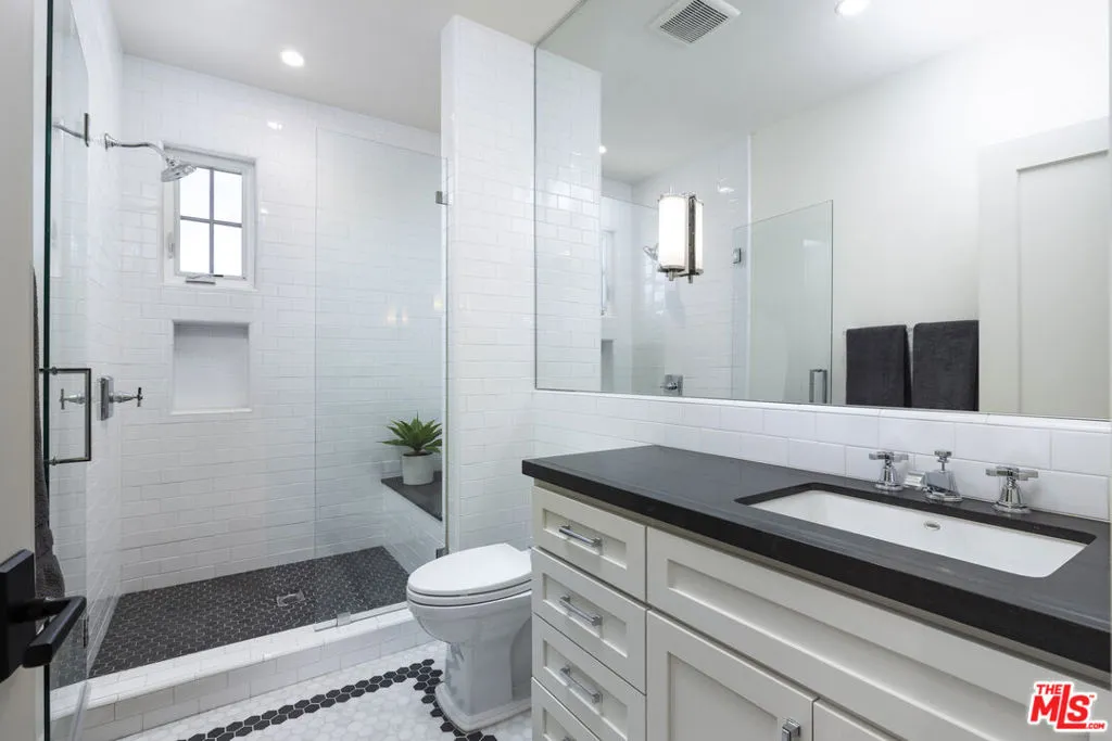 Santa Barbara, California 93101, United States, 3 Bedrooms Bedrooms, ,3 BathroomsBathrooms,Residential,Active,180836