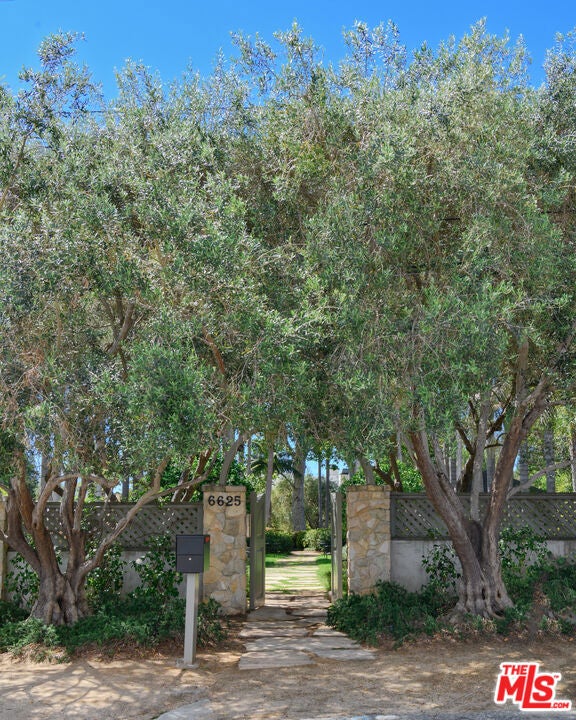 6625 Zumirez Drive