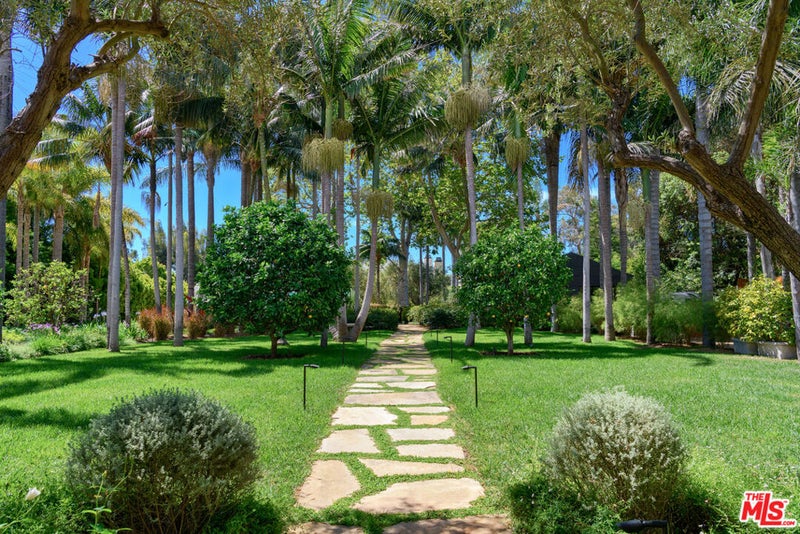 6625 Zumirez Drive