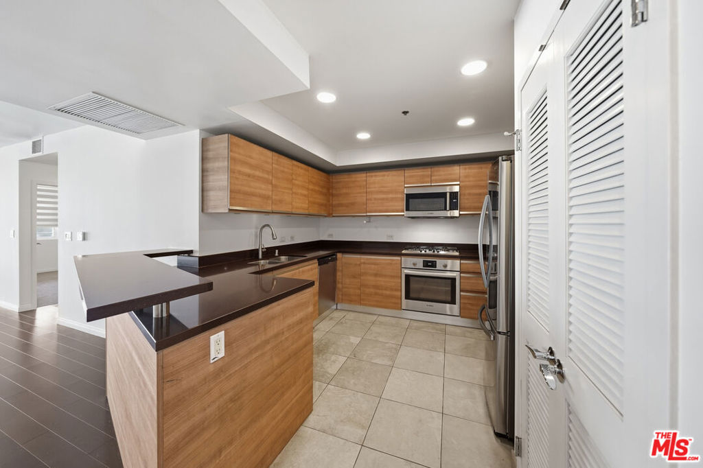 3785 Wilshire Boulevard 1607