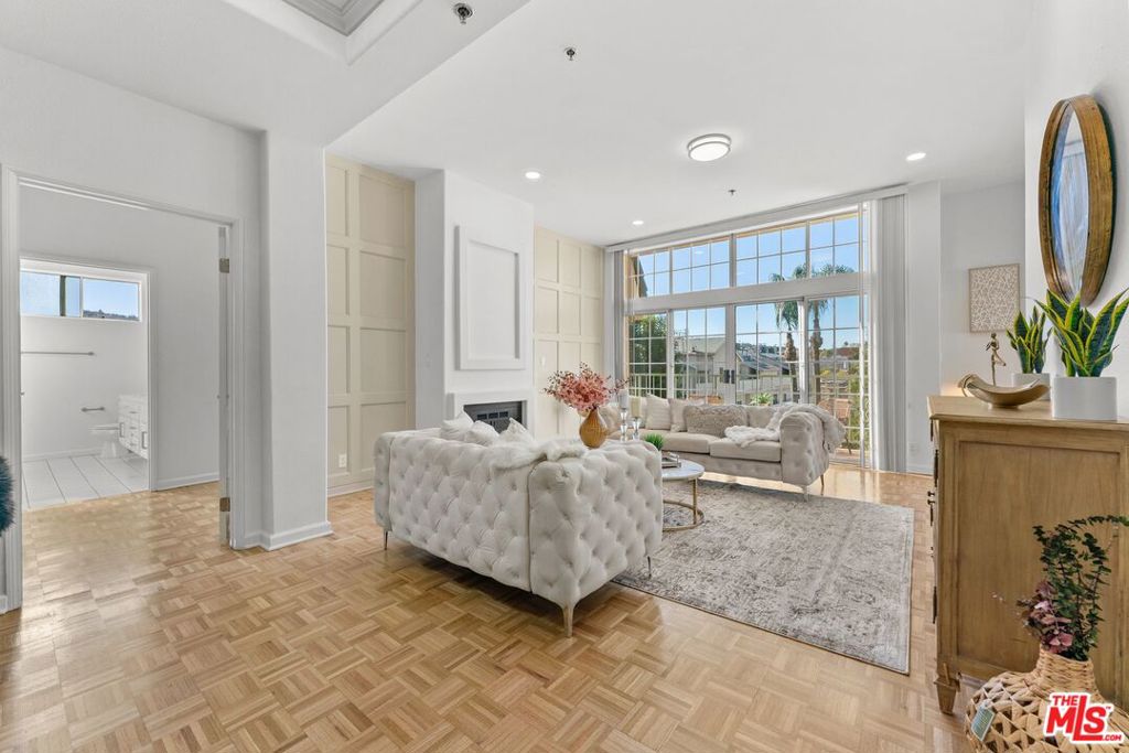 4348 Mammoth Avenue 301