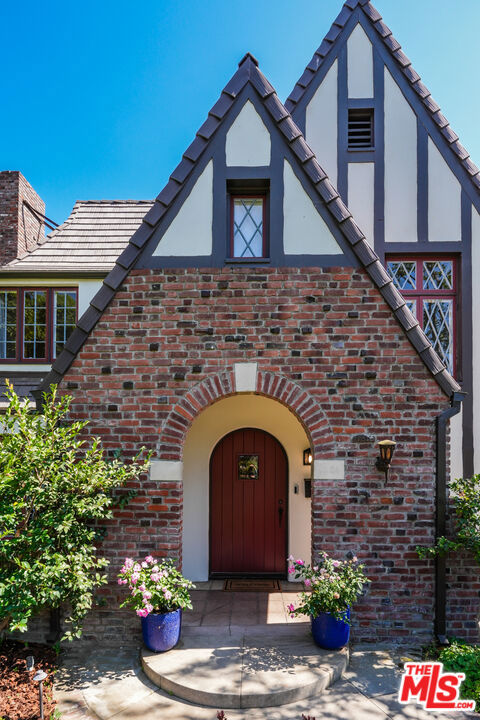 1206 E Mendocino Street
