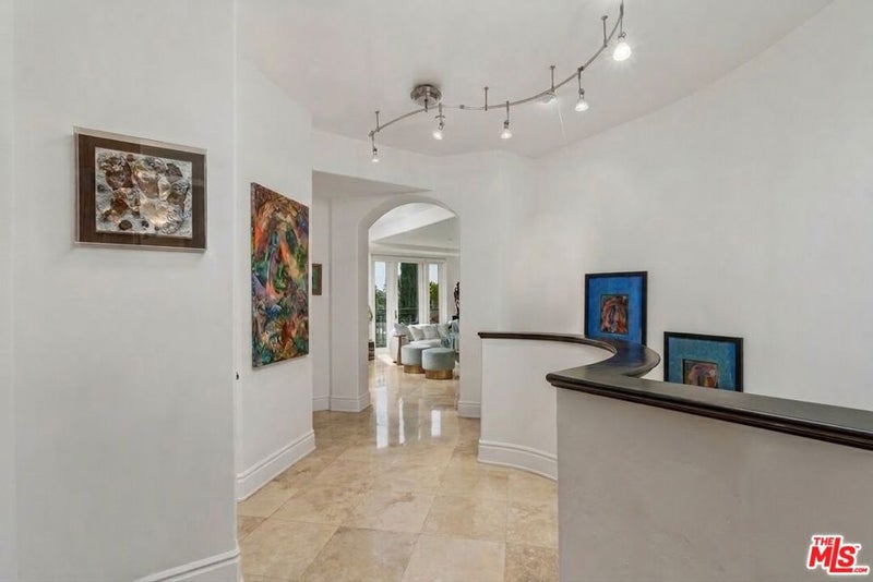 137 S Spalding Drive 401