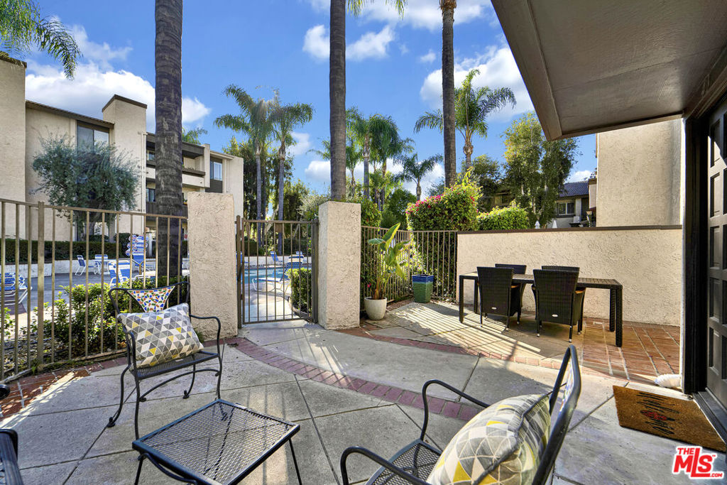 5800 Owensmouth Avenue 40