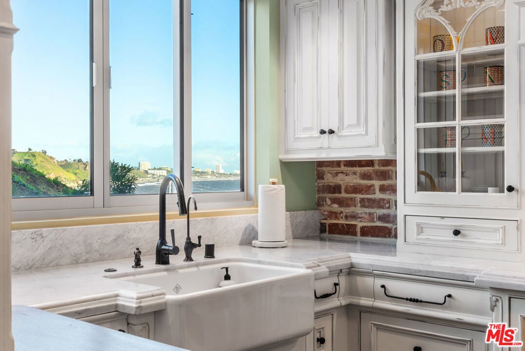 17366 W Sunset Boulevard 102