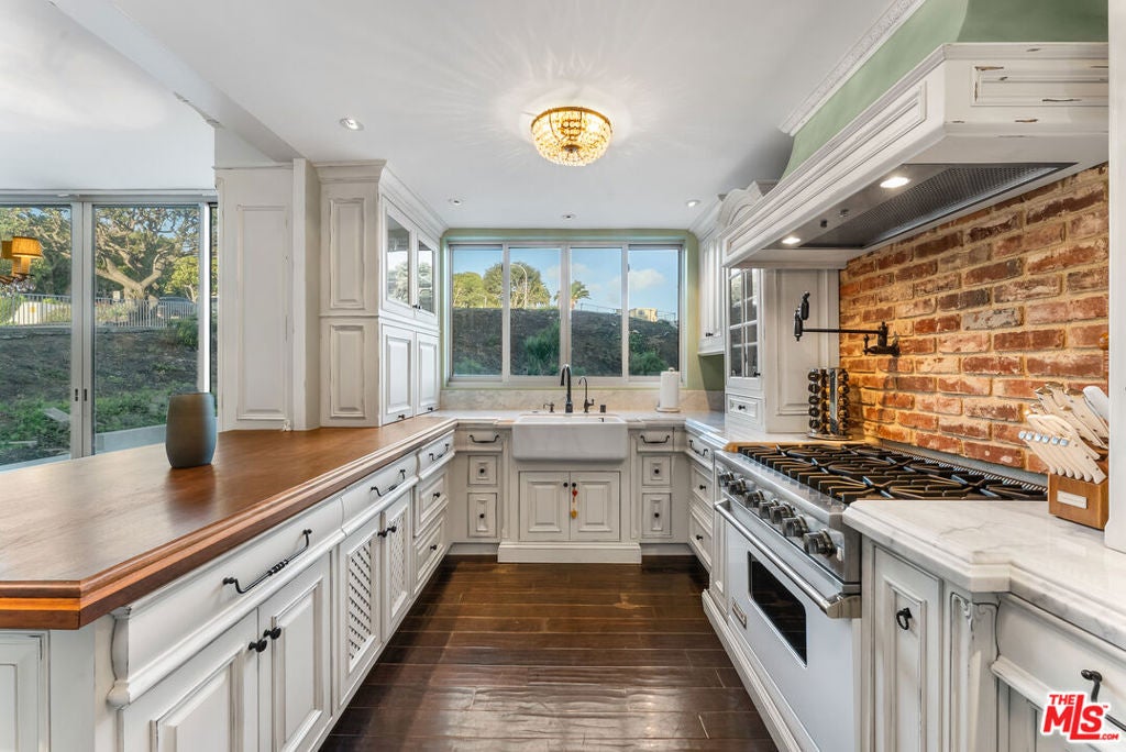17366 W Sunset Boulevard 102