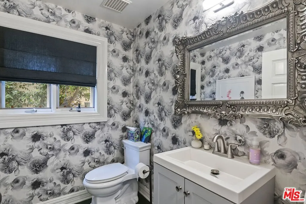 Santa Monica, California 90402, United States, 5 Bedrooms Bedrooms, ,6 BathroomsBathrooms,Residential,Active,222490