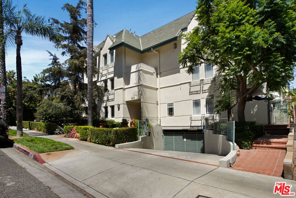 1426 N Laurel Avenue 110