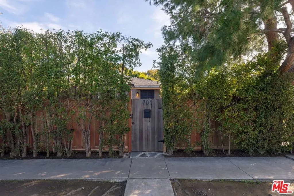 Venice, California 90291, United States, 1 Bedroom Bedrooms, ,1 BathroomBathrooms,Residential,Active,169160