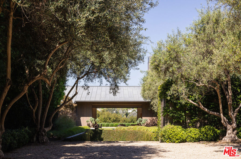 Properties 4 859 Woodacres Road