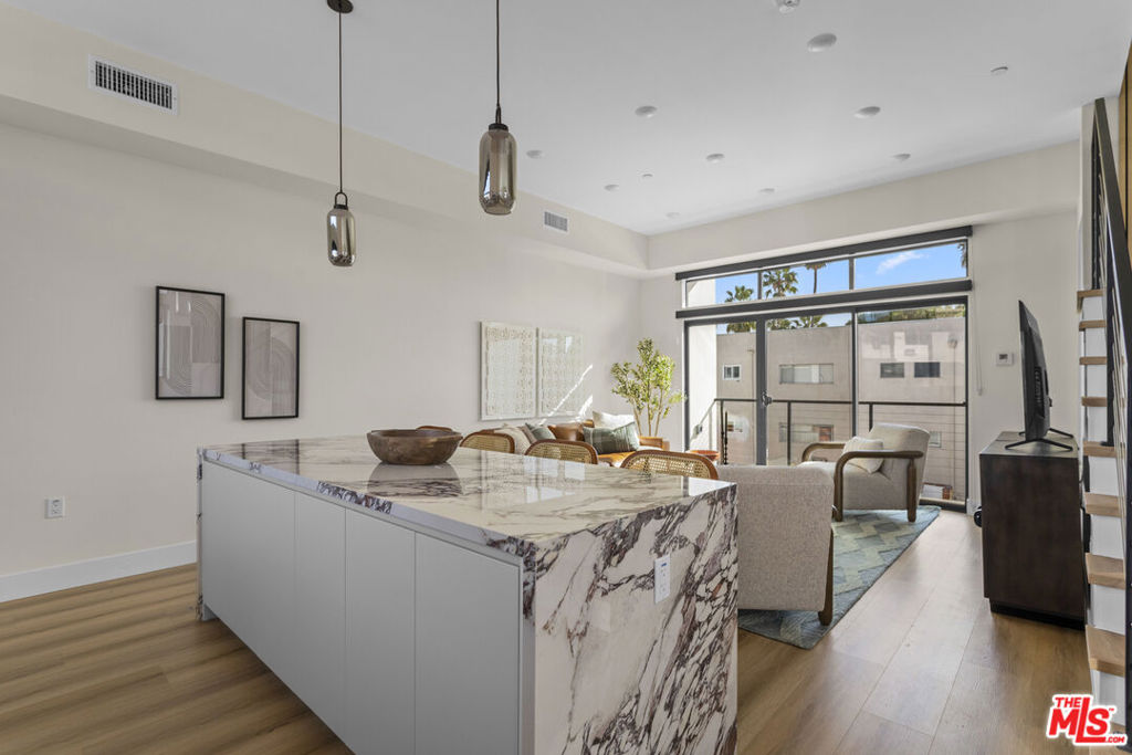 1318 1/2 N Vista Street