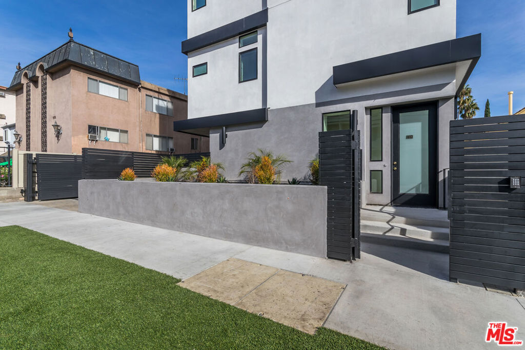 1318 1/2 N Vista Street