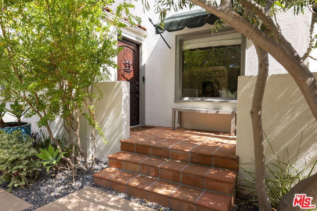 906 N La Jolla Avenue