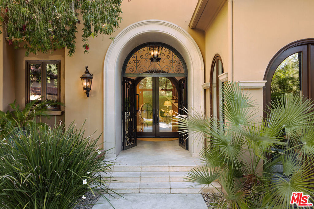 2700 Benedict Canyon Drive