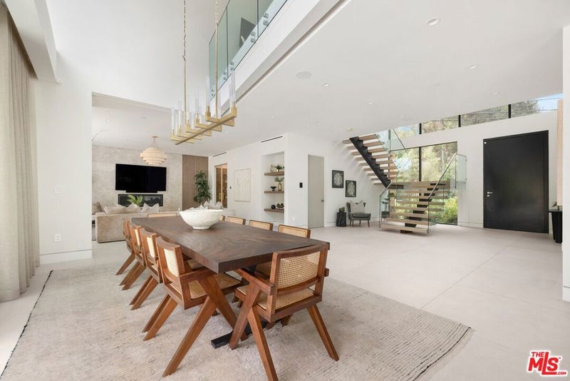 2814 Roscomare Road