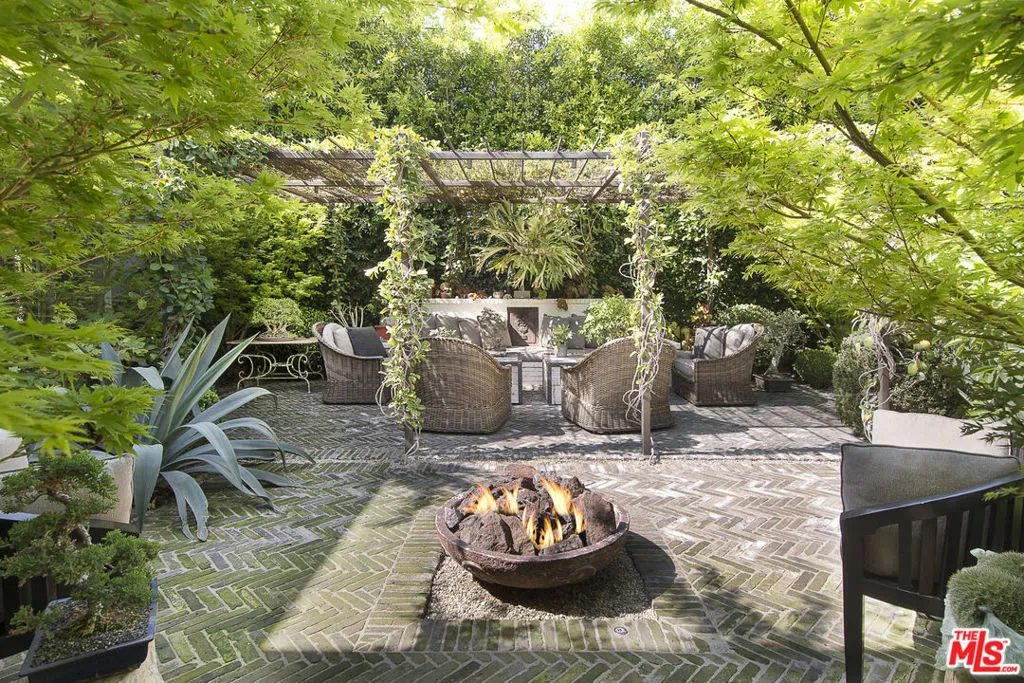 Santa Monica, California 90402, United States, 4 Bedrooms Bedrooms, ,4 BathroomsBathrooms,Residential,Active,187694