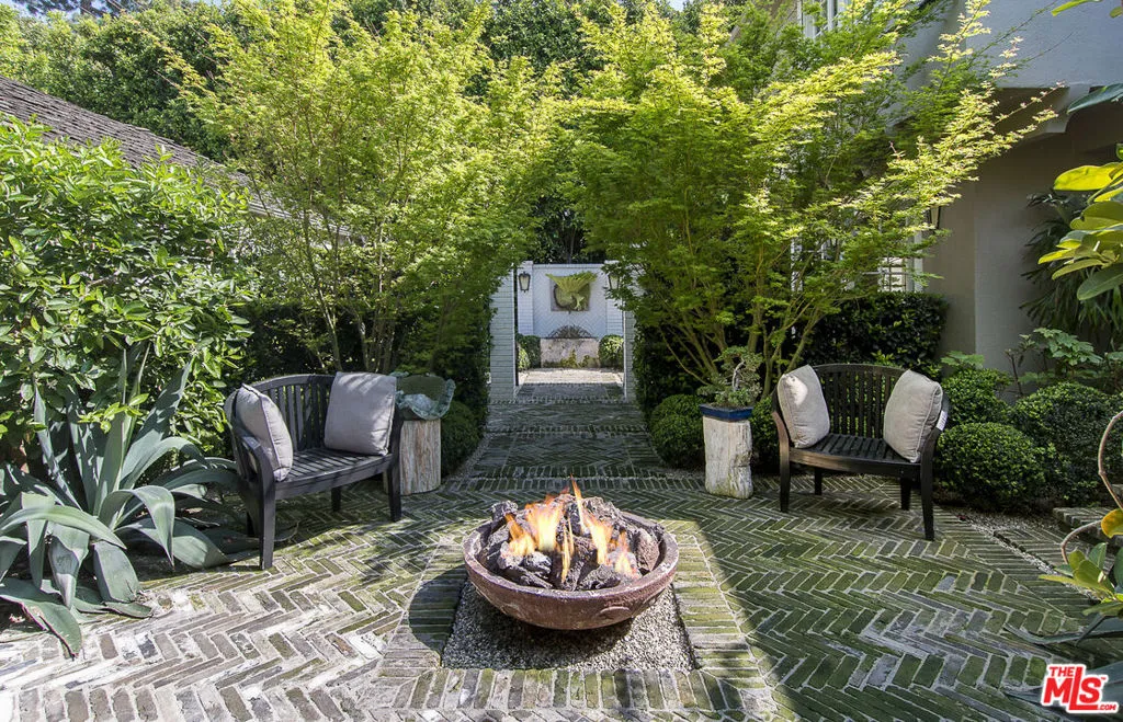 Santa Monica, California 90402, United States, 4 Bedrooms Bedrooms, ,4 BathroomsBathrooms,Residential,Active,187694