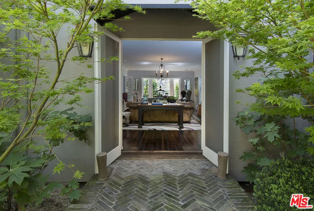 Santa Monica, California 90402, United States, 4 Bedrooms Bedrooms, ,4 BathroomsBathrooms,Residential,Active,187694