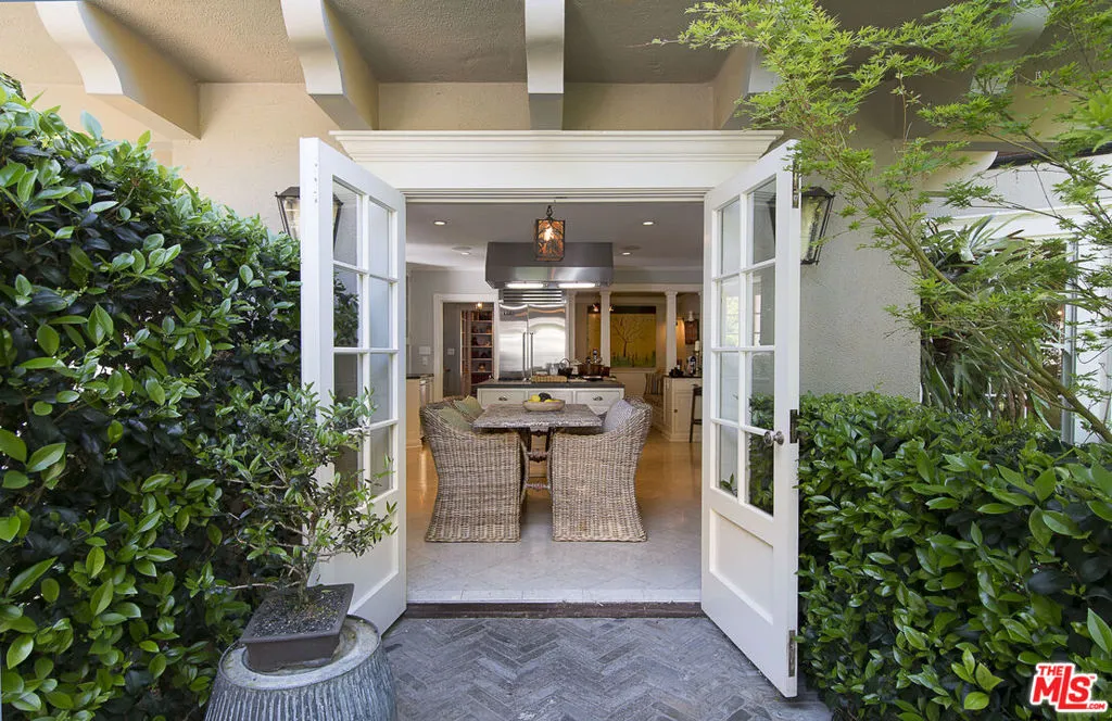 Santa Monica, California 90402, United States, 4 Bedrooms Bedrooms, ,4 BathroomsBathrooms,Residential,Active,187694