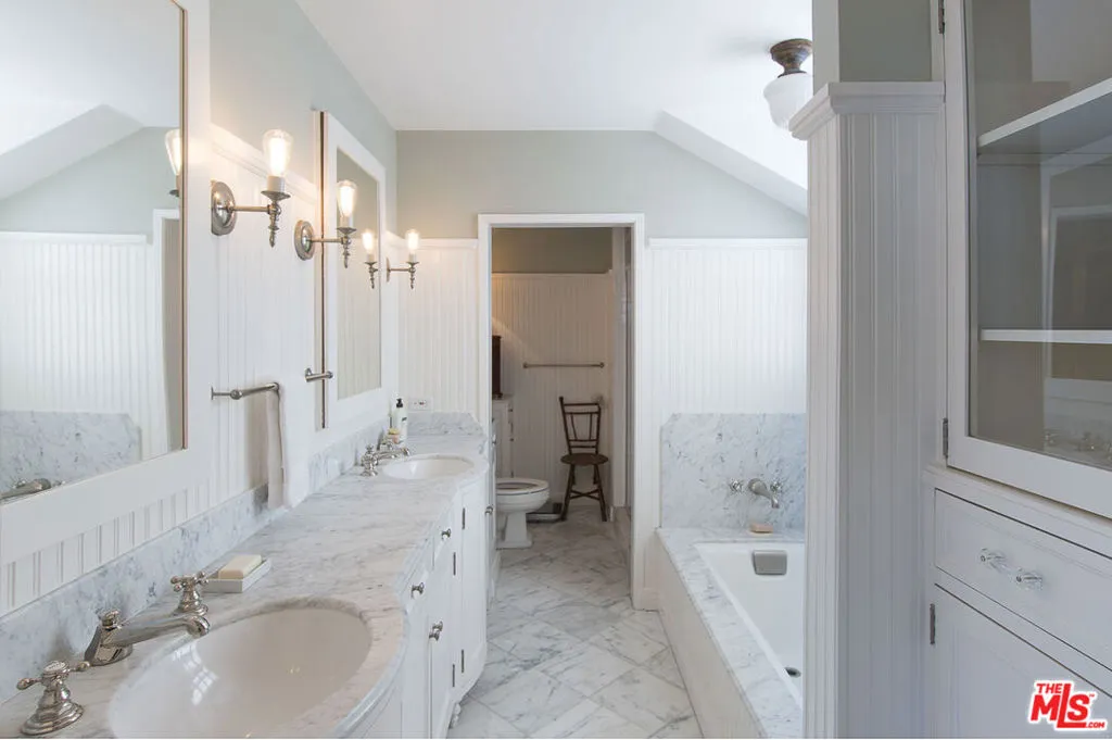 Santa Monica, California 90402, United States, 4 Bedrooms Bedrooms, ,4 BathroomsBathrooms,Residential,Active,187694