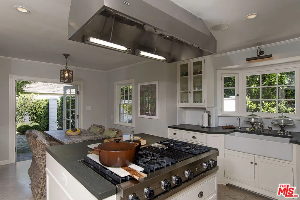 Santa Monica, California 90402, United States, 4 Bedrooms Bedrooms, ,4 BathroomsBathrooms,Residential,Active,187694