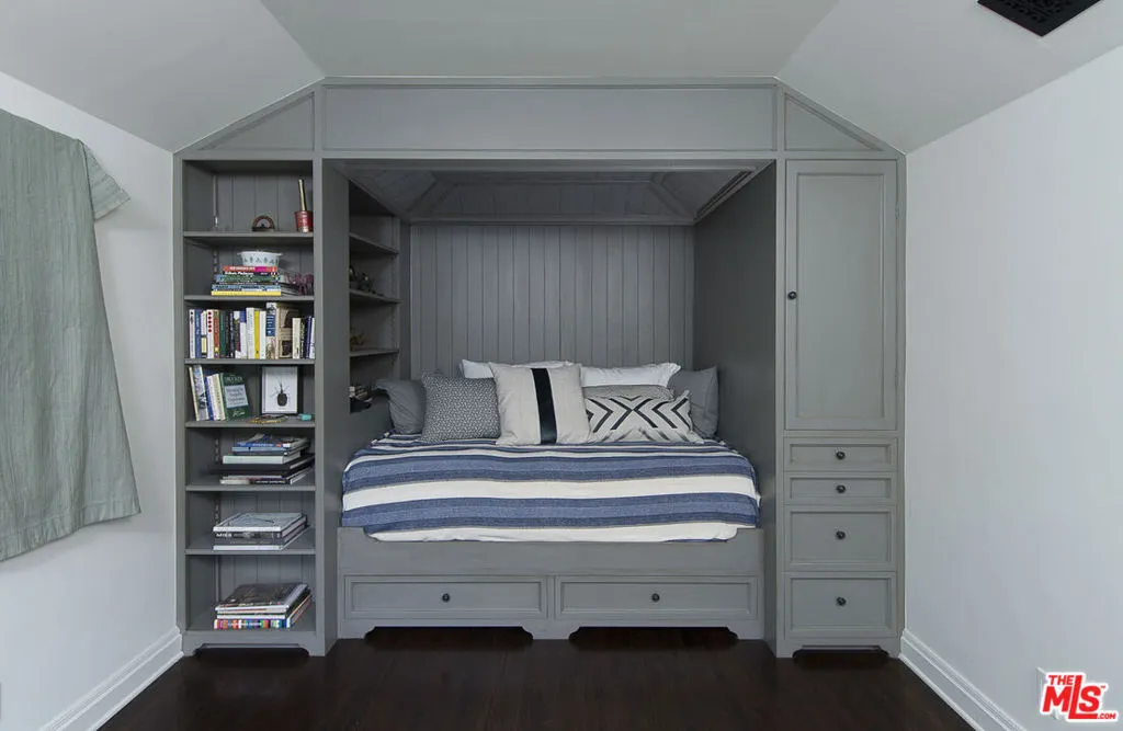 Santa Monica, California 90402, United States, 4 Bedrooms Bedrooms, ,4 BathroomsBathrooms,Residential,Active,187694