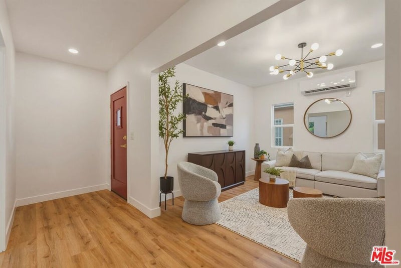528 W 99th Street