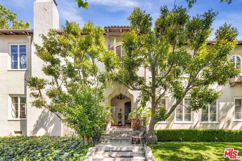 Photo of 366 N Sycamore Avenue, Los Angeles, CA 90036 (MLS # 26827731)