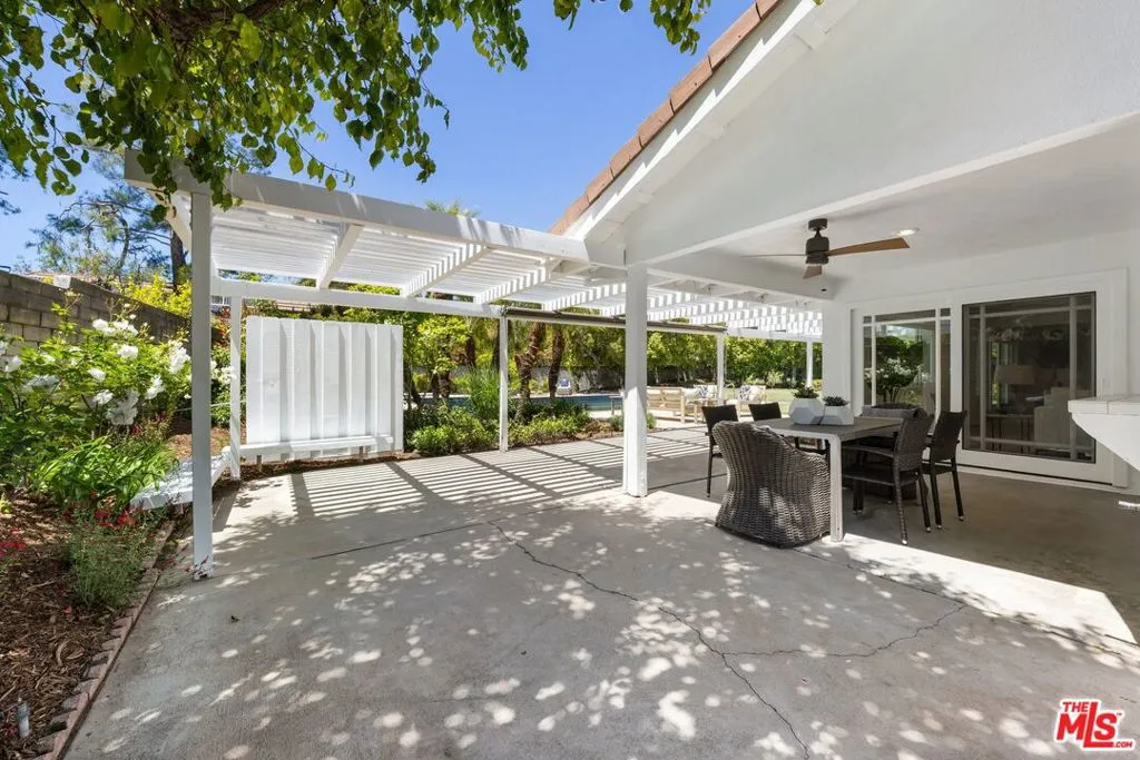 Woodland Hills, California 91364, United States, 5 Bedrooms Bedrooms, ,4 BathroomsBathrooms,Residential,Pending,120326