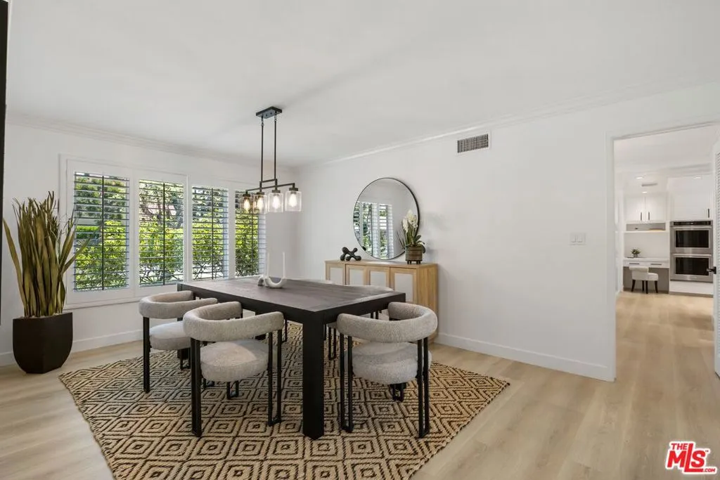 Woodland Hills, California 91364, United States, 5 Bedrooms Bedrooms, ,4 BathroomsBathrooms,Residential,Pending,120326